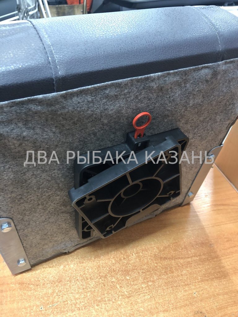 Кресло с поворотным механизмом